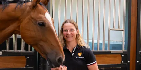 Springamazone Sanne Thijssen Met Paard En Voerschep