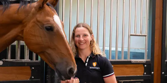 Springamazone Sanne Thijssen Met Paard En Voerschep