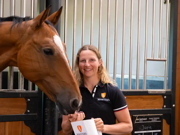 Springamazone Sanne Thijssen Met Paard En Voerschep