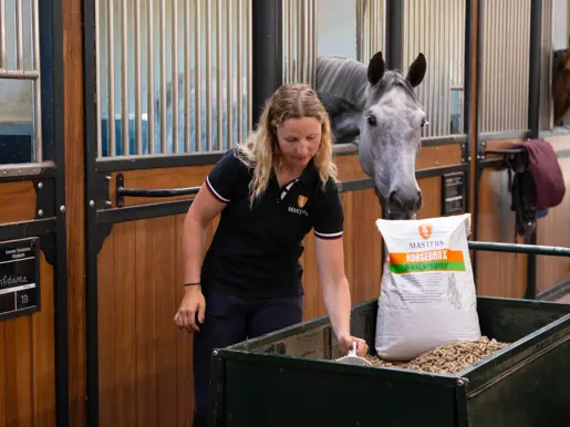 Springamazone Sanne Thijssen Met Voerkar Masters Diervoeders